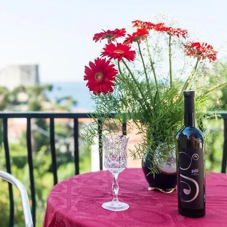 Paula - With Terrace And Sea View Apartmán